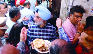 LG visits Kamla Nagar, asks women to email grievances