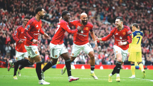 Man United wins  again to make it four  in a row for Carrick
