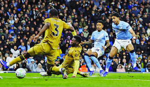 Manchester City keeps pressure on Arsenal