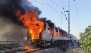 Massive Fire Breaks Out in Rajdhani Express Near Ratlam, Passengers Safely Evacuated