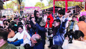 Massive rush at Surajkund Mela despite swing collapse accident