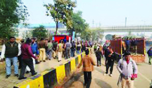 MCD razes encroaching structures in Anand Vihar