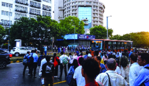 Metro curbs leave thousands of commuters walking to work