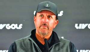 Mickelson cites family health matter in pulling out of Masters