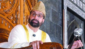 Mirwaiz seeks total liquor ban in J&K