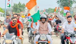 MP students stop minister's convoy, demand road, power at school