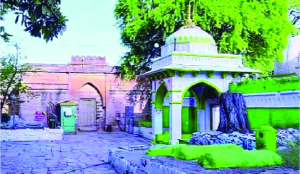 Muslims offer namaz at site near Bhojshala complex