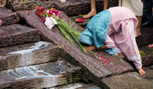 Nepal flood victims perform symbolic last rites as hopes of finding kin fade