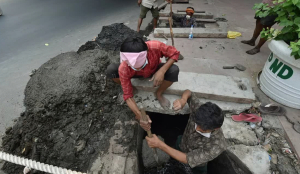 One dead, another hospitalised after two labourers fall into sewer manhole in Mumbai