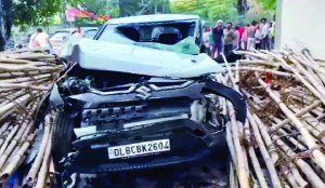 One injured in mini truck, car collision in Pitampura