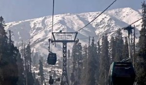 Over 300 Tourists Rescued After Gulmarg Gondola Cable Car Develops Mid-Air Technical Snag