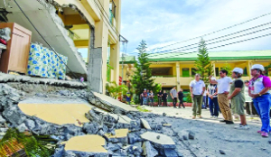 Philippine seeks immediate airlift of food in quake-hit villages