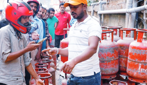 Prices Soar to Rs 1,500-Rs 2,800 per cylinder in black market