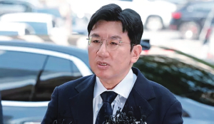 Prosecutors reject arrest warrant for music tycoon Si-Hyuk