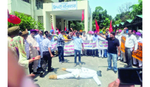 Punjab Govt employees burn CM’s effigy over refusal to hold meeting