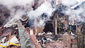 Russian missile barrage hits Kyiv suburbs, killing one