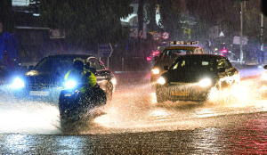 Season’s first rains disrupt road, rail traffic in Mumbai; Opposition slams BMC