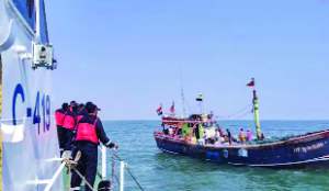 Sri Lanka Navy rescues 11 Indian fishermen after their boat meets with accident