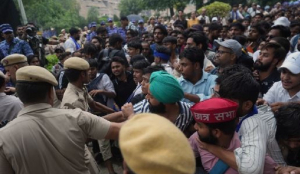 Stone-pelting at Jantar Mantar after Pradhan’s resignation; forces restore order