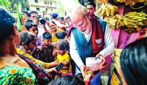 Surprise stop by PM Modi on poll trail