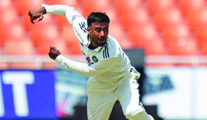 Suthar strikes thrice on Warwickshire debut in County Championship