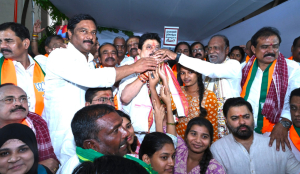 Telangana : BJP chief ends fast, warns Congress govt over pending fee dues