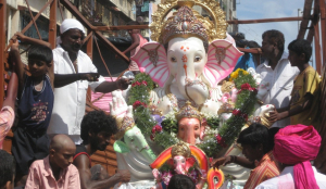Two dead, 5 injured as Ganesh Idol collapses at Mumbai procession
