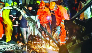 Two held for chawl collapse that killed 6 in Mumbai