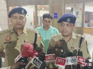 Two sisters arrested for robbing delivery executive in Delhi's Rohini