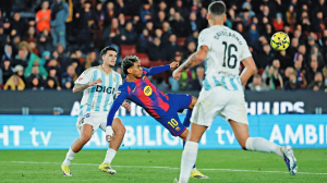 Yamal’s acrobatic goal helps Barcelona beat Oviedo to regain Spanish league lead