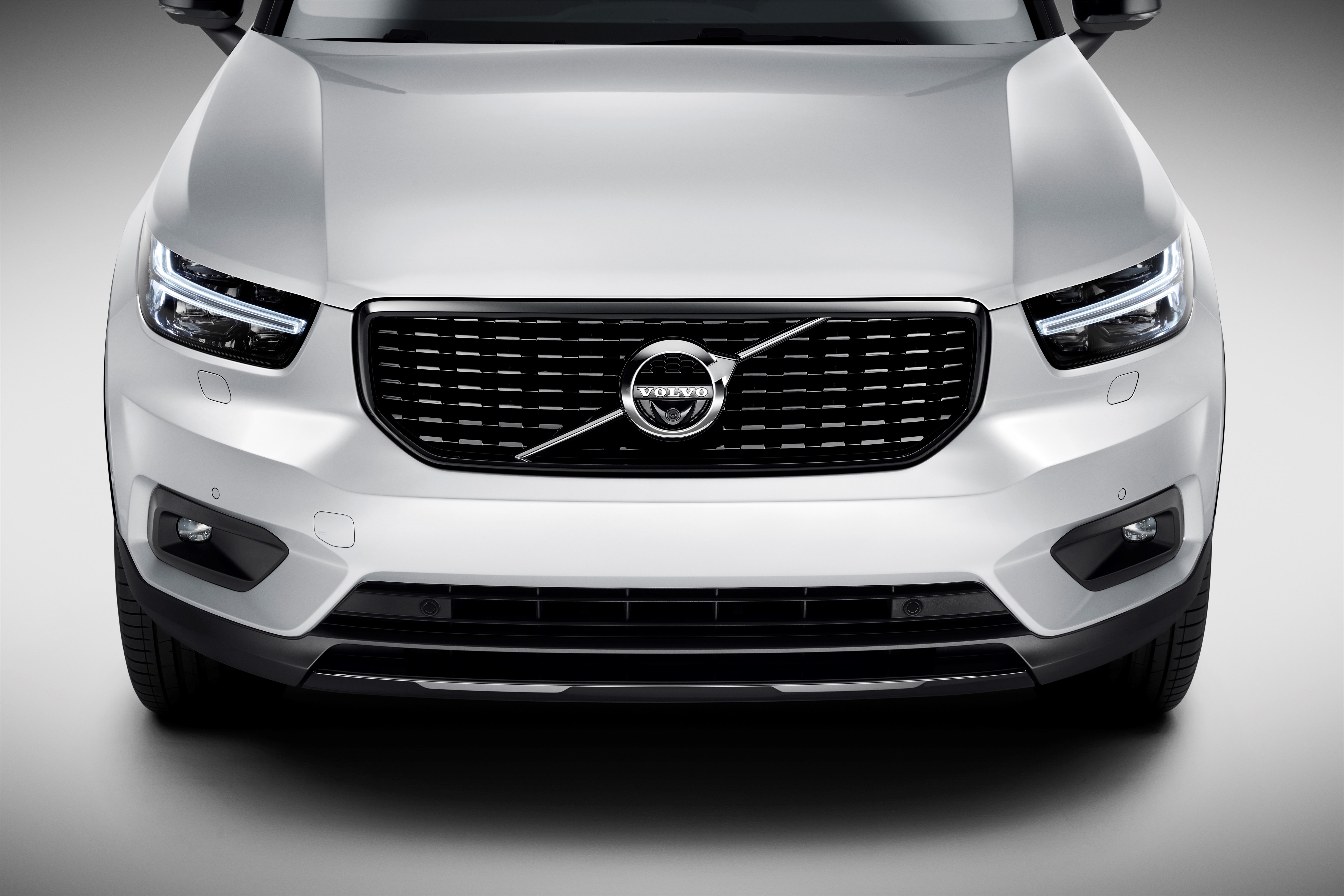 New Volvo XC40 R-design in Crystal white with black roof - exterior detail