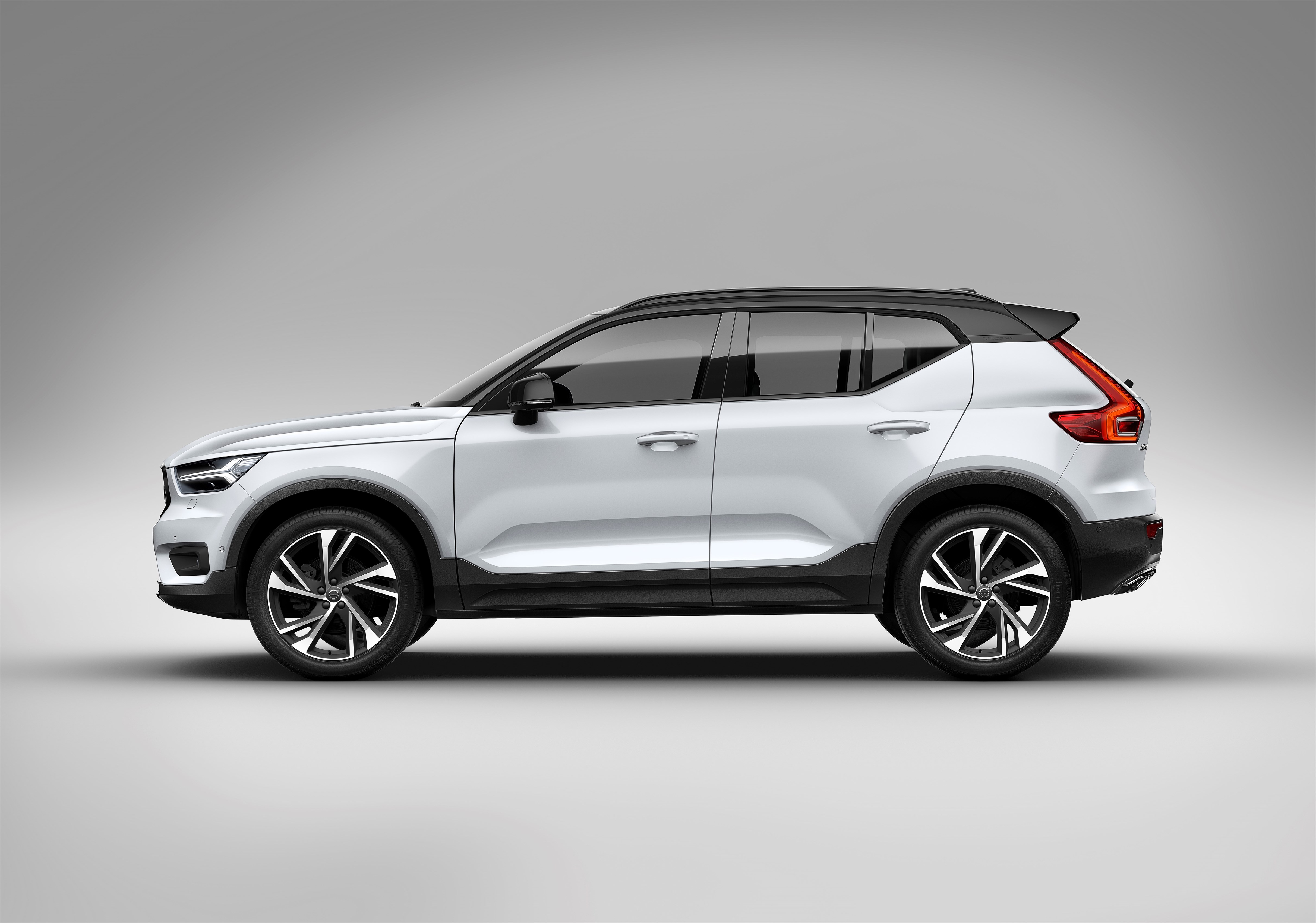 New Volvo XC40 R-design in Crystal white with black roof - exterior detail