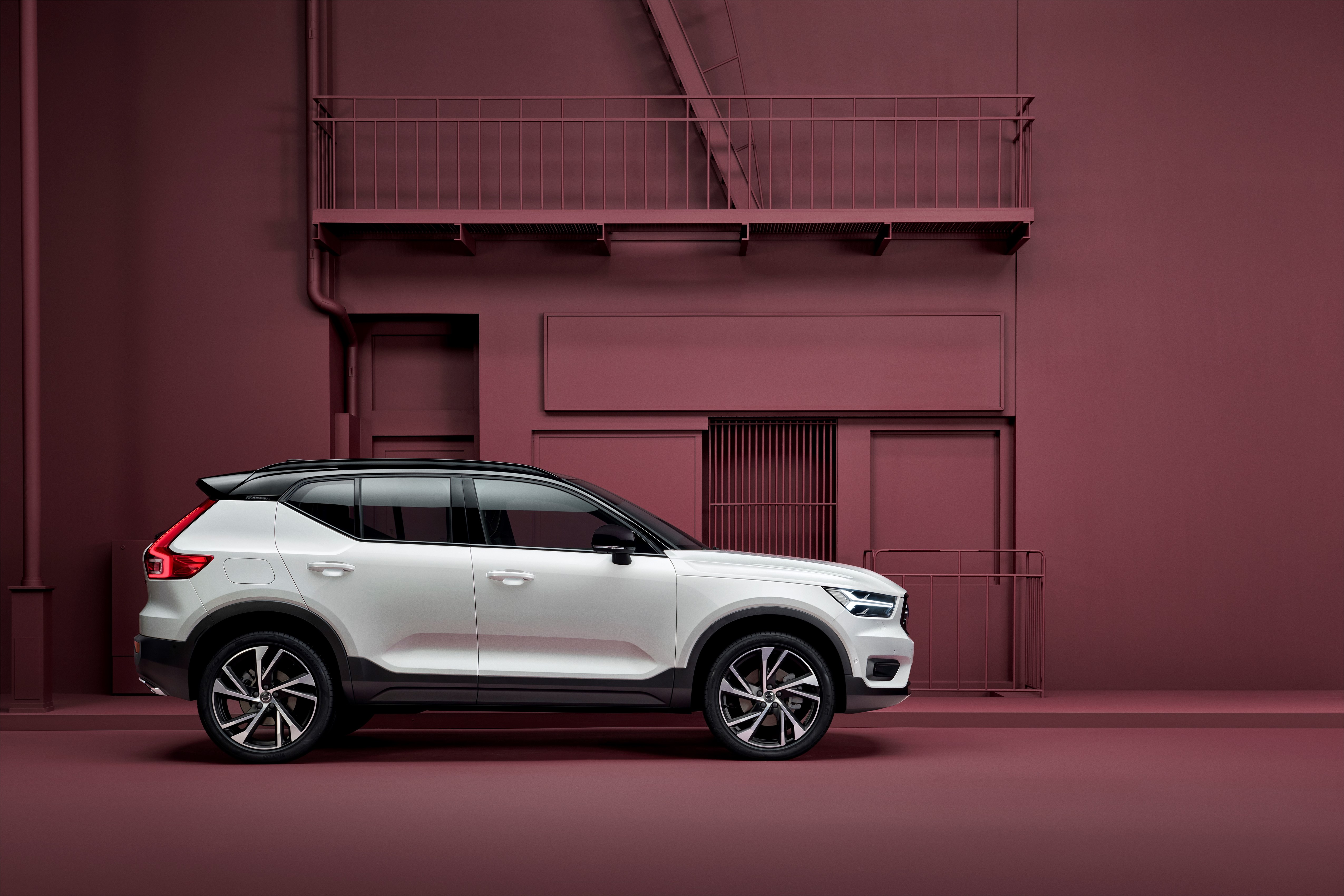 New Volvo XC40 R-design in Crystal white with black roof - exterior detail