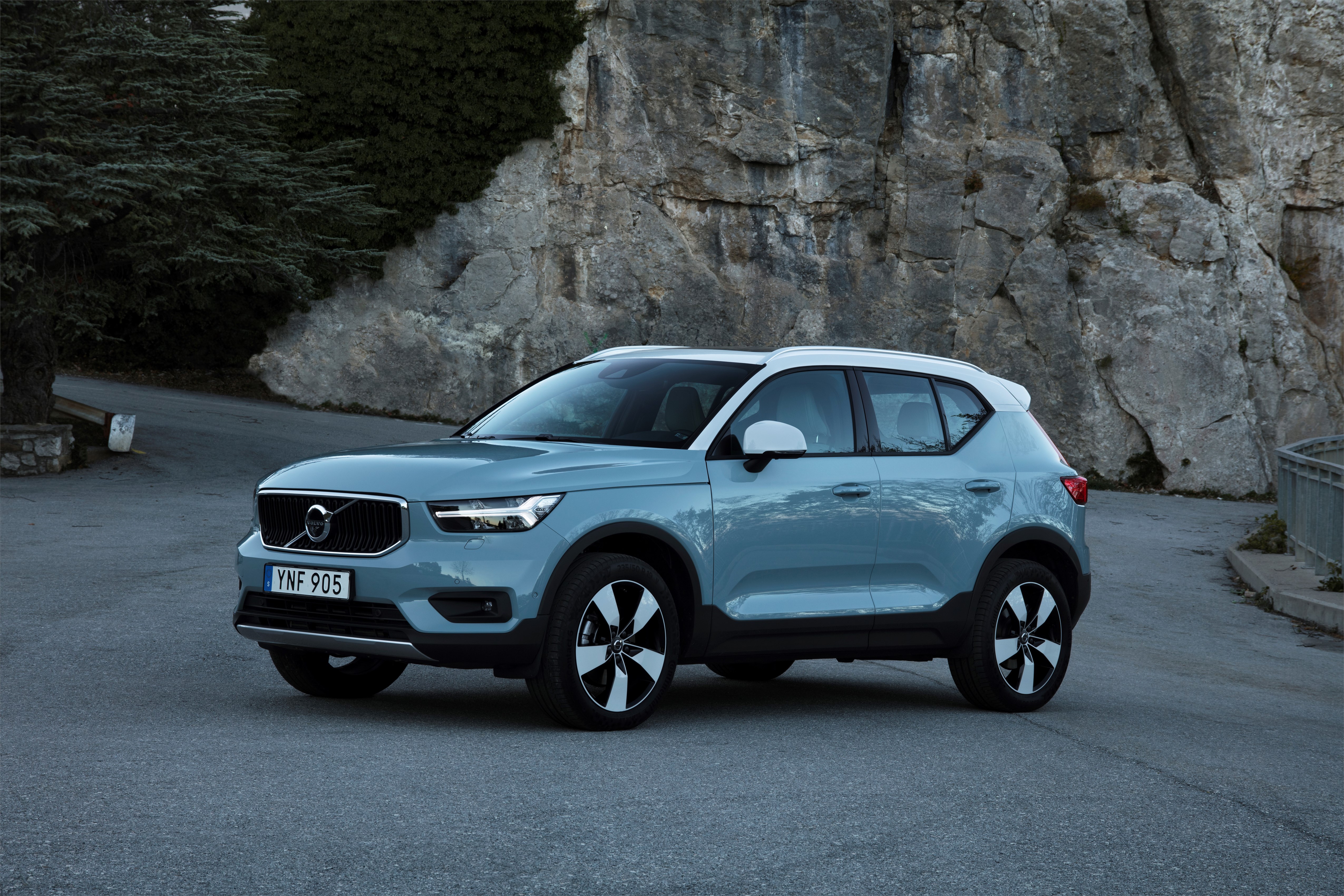 New Volvo XC40 R-design in Crystal white with black roof - exterior detail