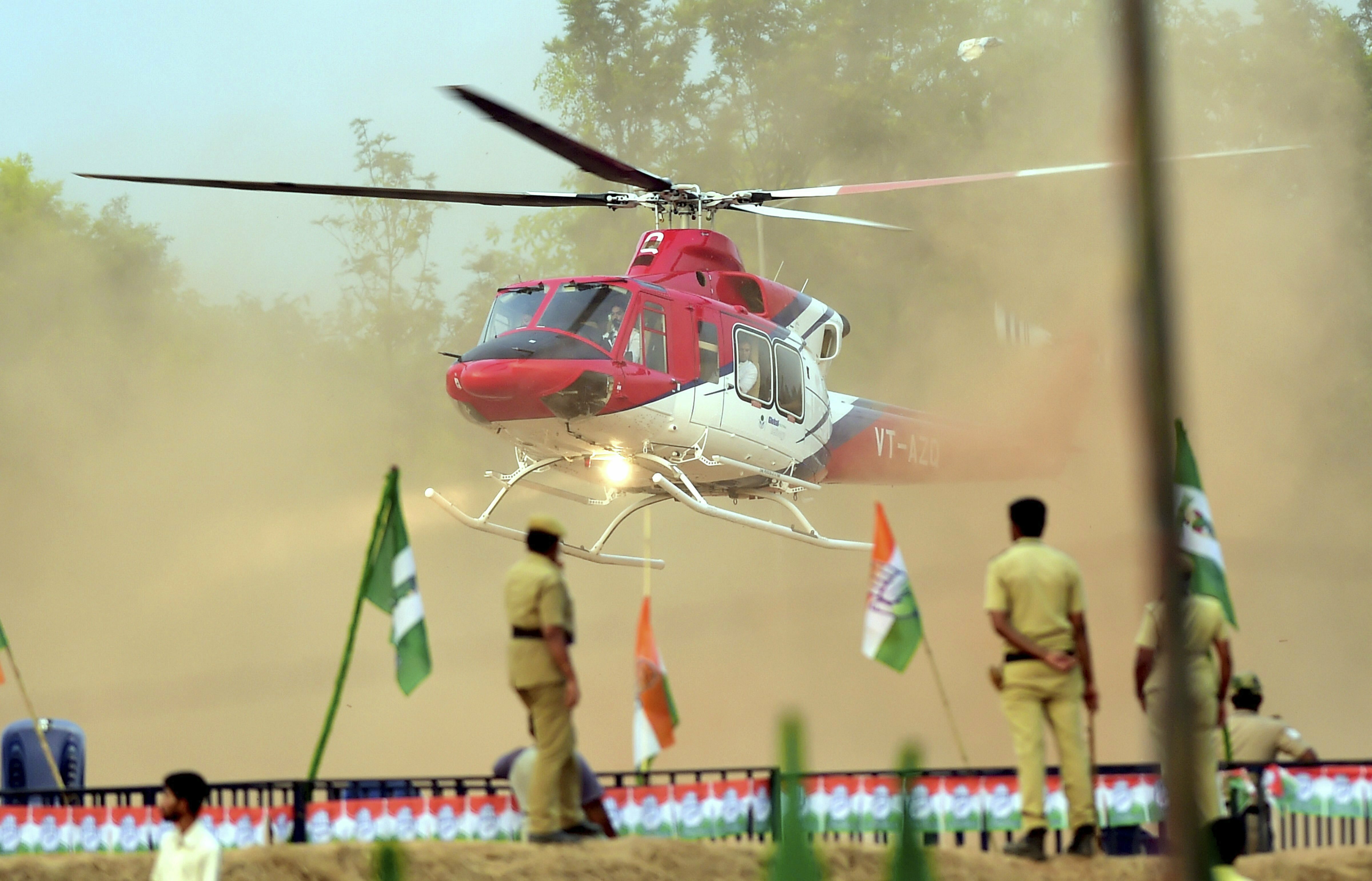 Congress President Rahul Gandhi arrives in a helicopter for the Congress-JD(S) rally ahead of Lok Sabha election in Bengaluru - AP