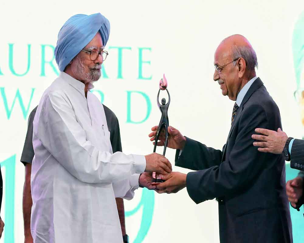 Former prime minister Manmohan Singh receives JKLU Laureate Award 2019 at JK Laxmkshimipat University, in Jaipur - PTI