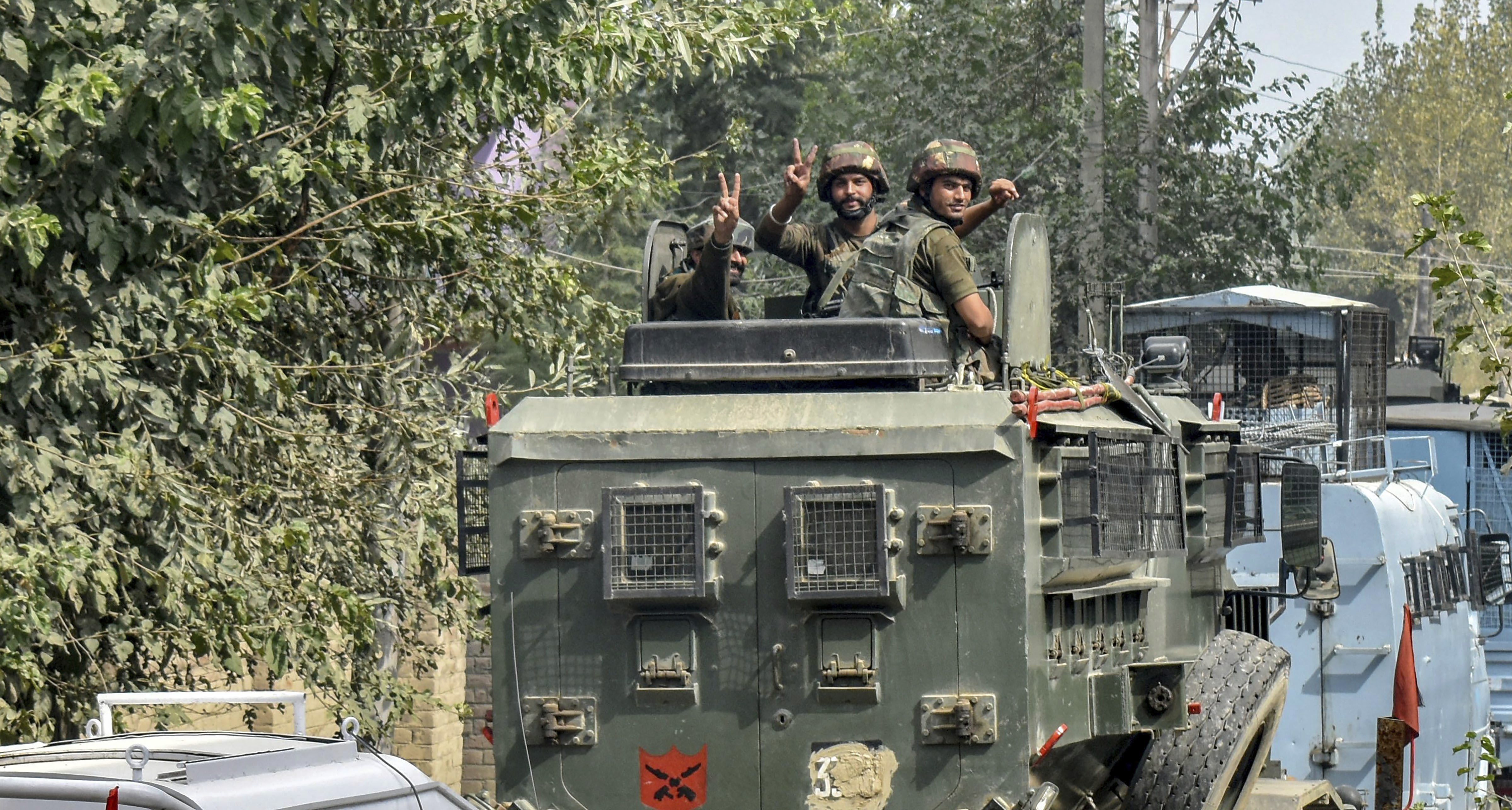 Army soldiers shows victory sign after an encounter near a mosque where militants were hiding during an encounter at Panzan Chadoora area of Budgam district near Srinagar - PTI