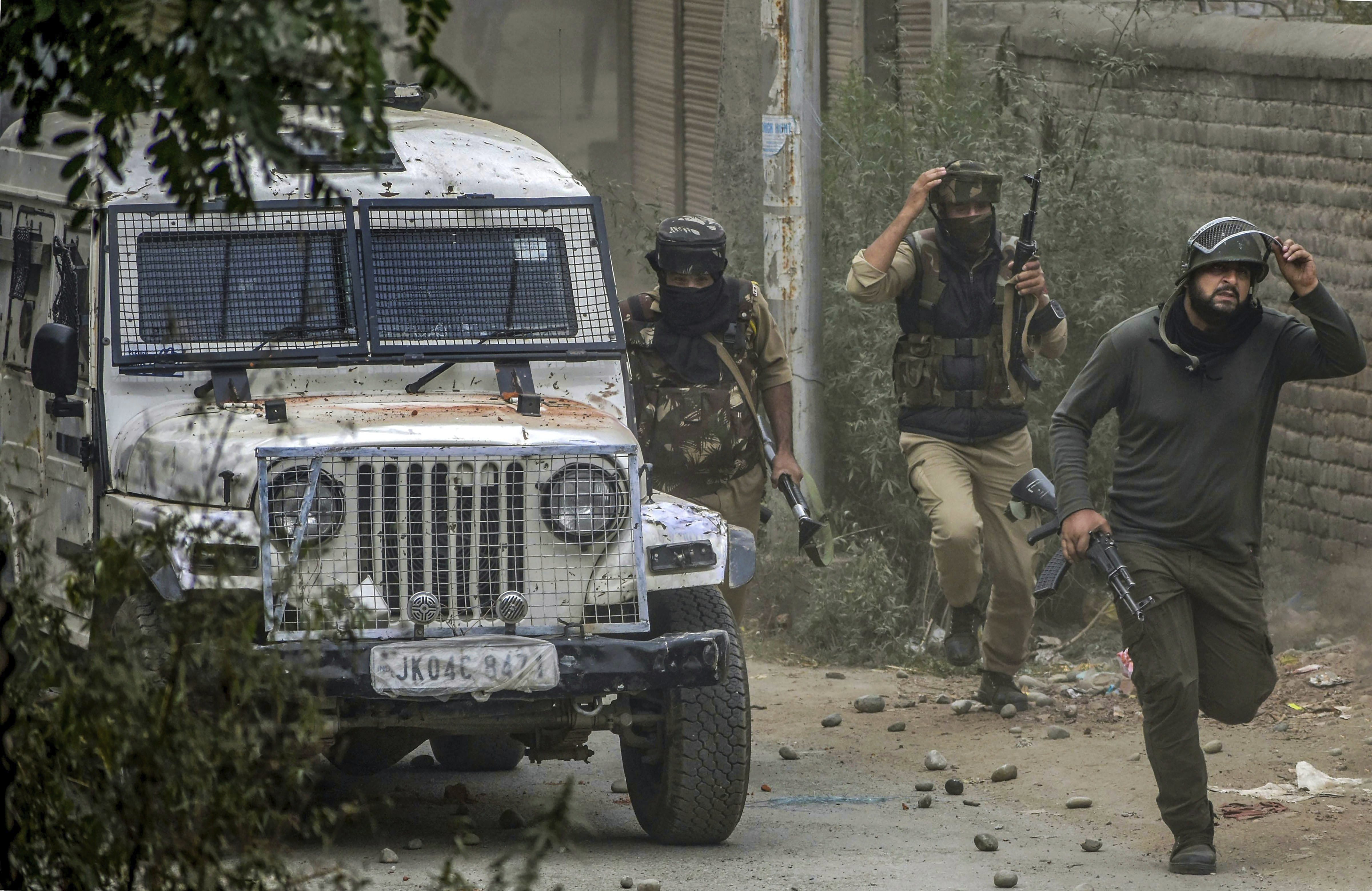 Special Operation Group (SOG) of Jammu and Kashmir Police run towards the mosque where militants were hiding during an encounter, at Panzan Chadoora area of Budgam district near Srinagar - PTI